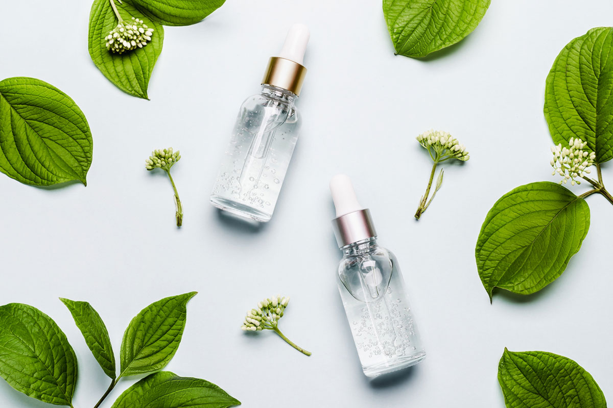 płyny na tle listków