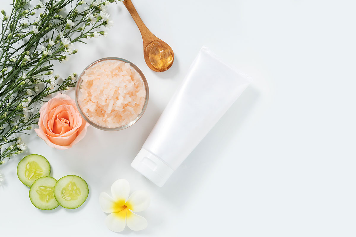 plastyry ogórka, kwiatki, sól i krem na białym tle